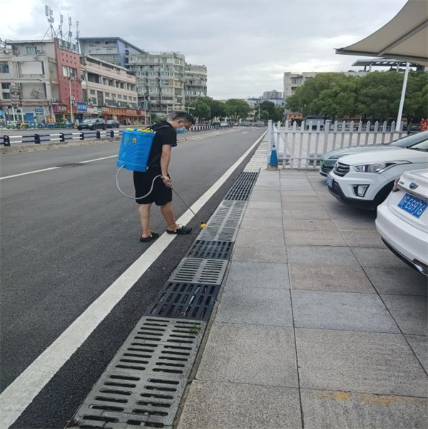 万州火车站全面消杀行动：筑牢出行安全防线